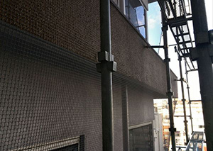 商業ビル　外壁剥落防止ネット取付工事